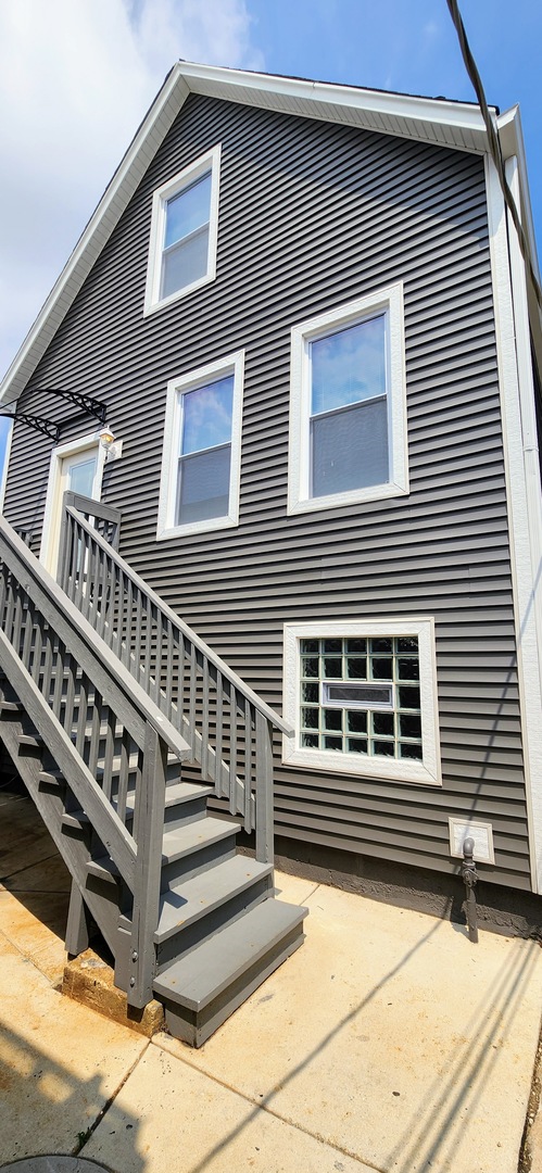 3816 W MONTROSE Avenue