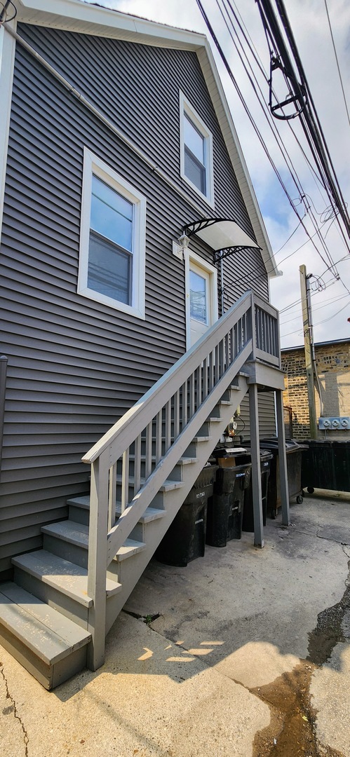 3816 W MONTROSE Avenue