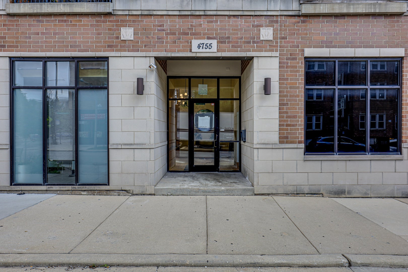 4755 N WASHTENAW Avenue 209