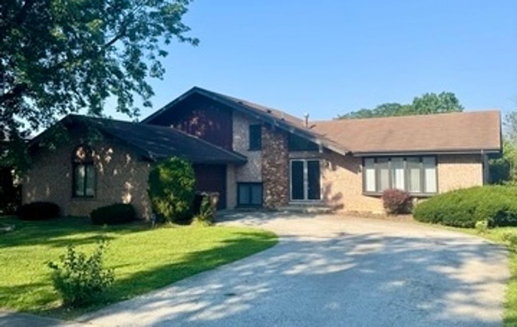 Photo for 19002 SPRINGFIELD Avenue, Flossmoor, IL 60422 (MLS # 12444814)