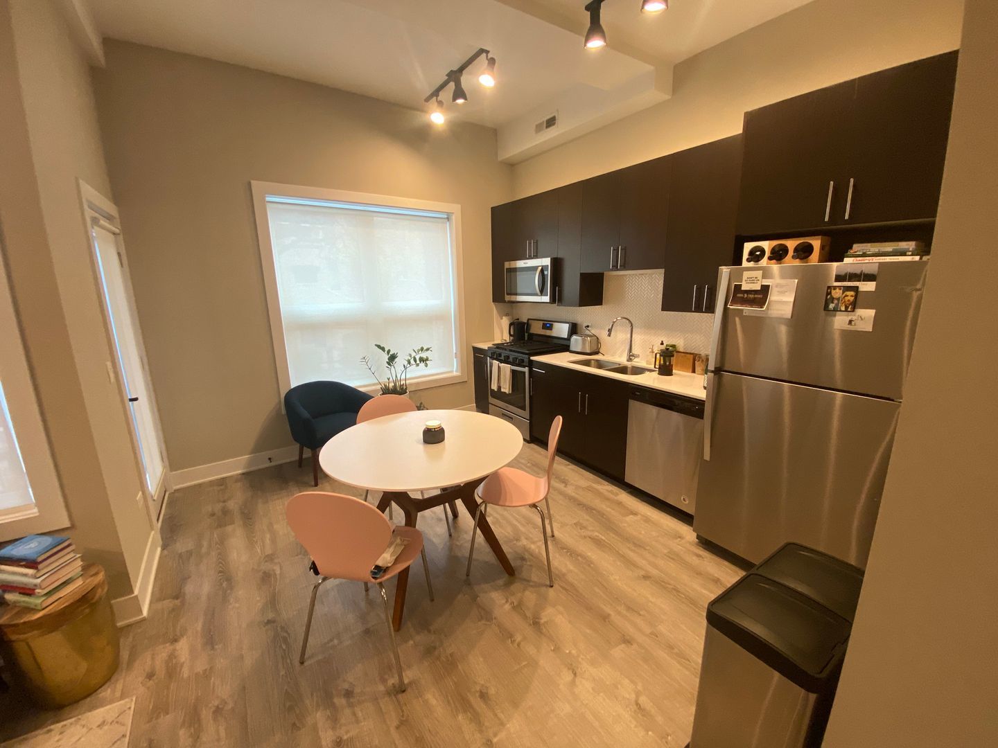 933 W Belle Plaine Avenue 204