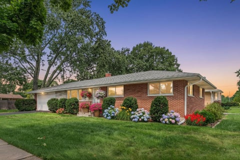 Photo of 420 Berkshire Lane, Des Plaines, IL 60016 (MLS # 12761219)