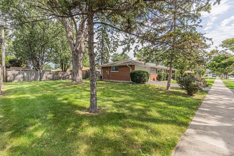 Tiny photo for 420 Berkshire Lane, Des Plaines, IL 60016 (MLS # 12761219)