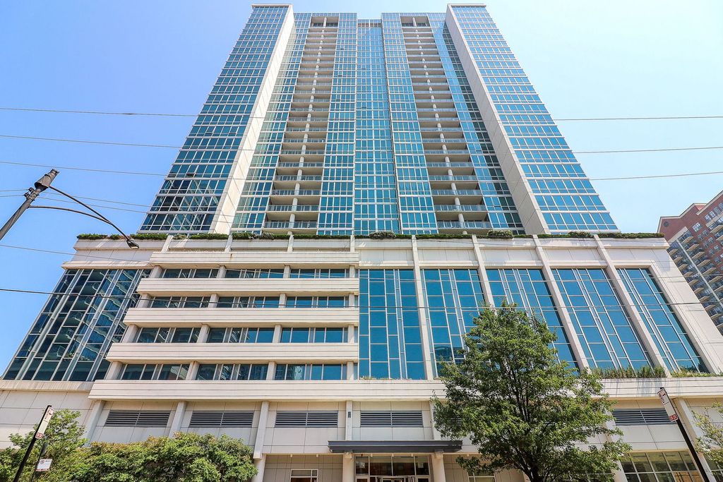 Photo for 1629 S Prairie Avenue #2405, Chicago, IL 60616 (MLS # 12498949)