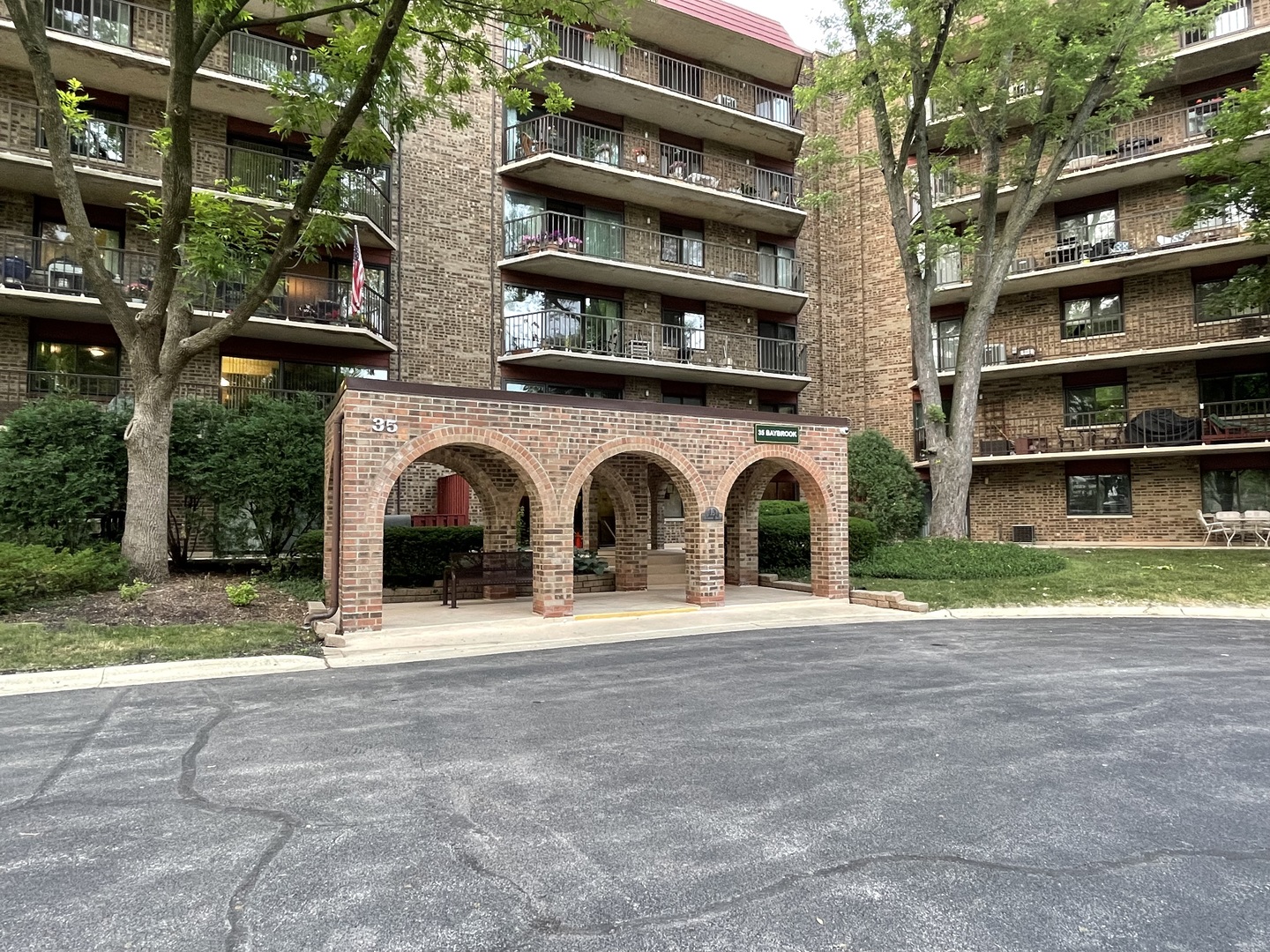 35 S Baybrook Drive 610