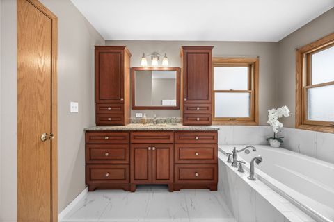 Tiny photo for 20W505 Elizabeth Street, Downers Grove, IL 60516 (MLS # 12577724)