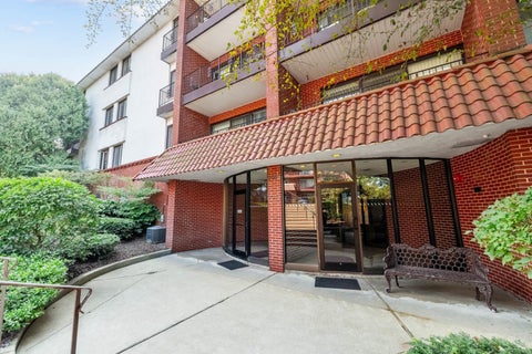 Photo of 2046 Saint Johns Avenue #3E, Highland Park, IL 60035 (MLS # 12673665)