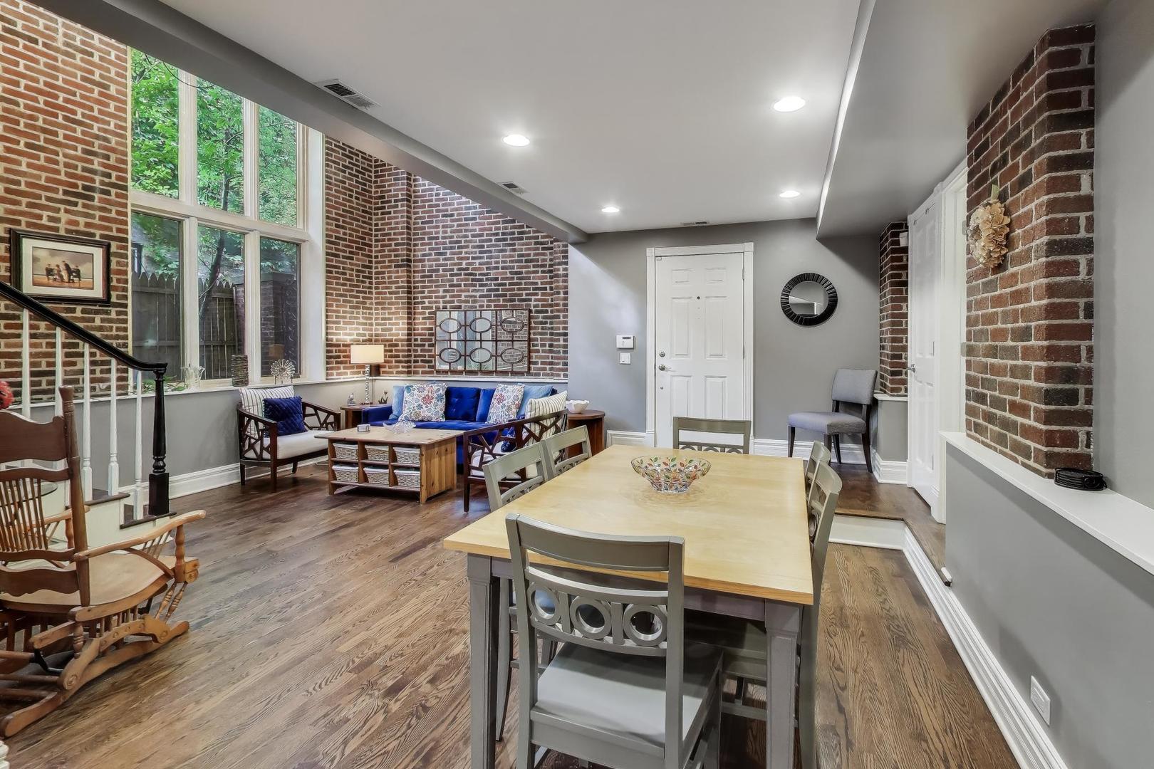 643 W Roscoe Avenue D1