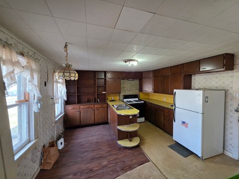 Tiny photo for 2313 N 7th Street, Clinton, IA 52732 (MLS # 12602319)