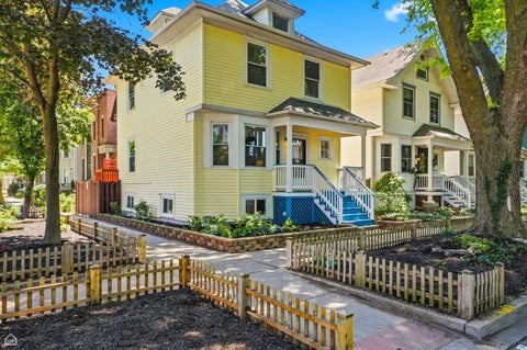 Photo of 3757 N Bosworth Avenue, Chicago, IL 60613 (MLS # 12714420)