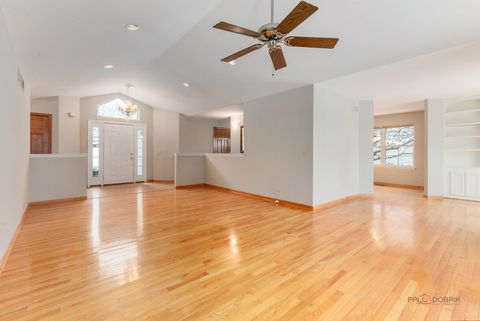 Tiny photo for 186 N Crooked Lake Lane, Lindenhurst, IL 60046 (MLS # 12519133)