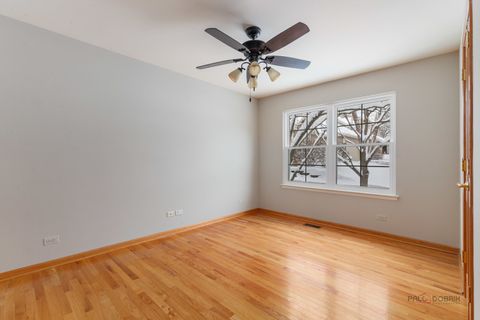 Tiny photo for 186 N Crooked Lake Lane, Lindenhurst, IL 60046 (MLS # 12519133)