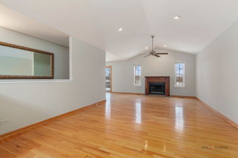 Tiny photo for 186 N Crooked Lake Lane, Lindenhurst, IL 60046 (MLS # 12519133)