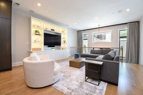 Tiny photo for 3644 N Bosworth Avenue, Chicago, IL 60613 (MLS # 12477927)