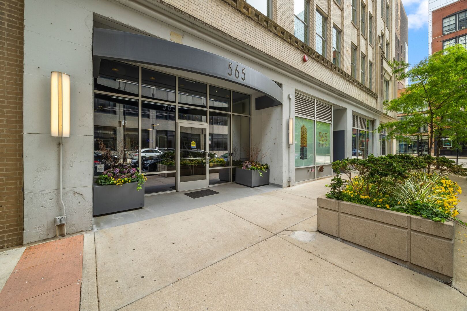 565 W Quincy Street 904