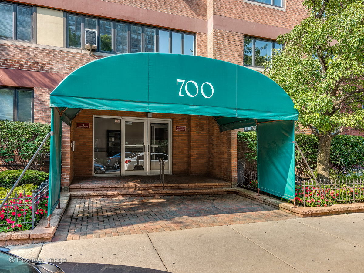700 W Bittersweet Place 806