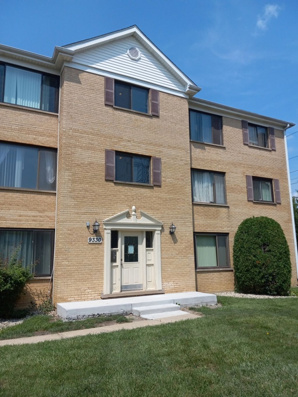 Photo for 9330 HAMILTON Court #E, Des Plaines, IL 60016 (MLS # 12500475)