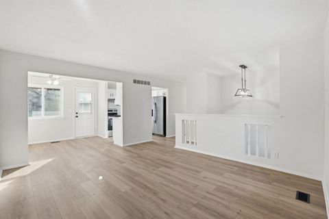 Tiny photo for 4153 Greenbrier Drive, Bettendorf, IA 52722 (MLS # 12557756)