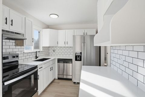 Tiny photo for 4153 Greenbrier Drive, Bettendorf, IA 52722 (MLS # 12557756)