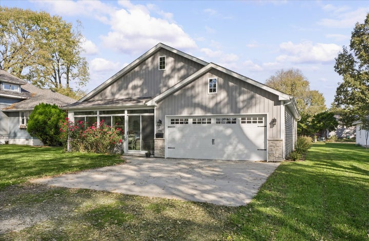 Photo 1 of 44 — 914 E Lincoln Street, Monticello, IL 61856