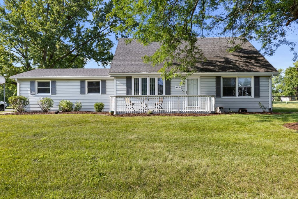 Photo for 4830 Crown Point Circle, Roscoe, IL 61073 (MLS # 12462835)