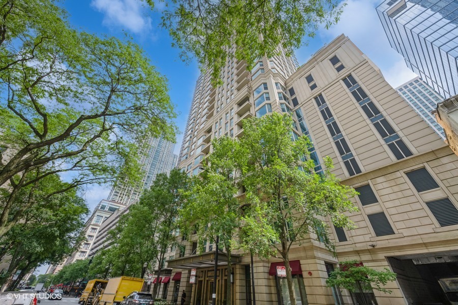 25 E SUPERIOR Street 1503