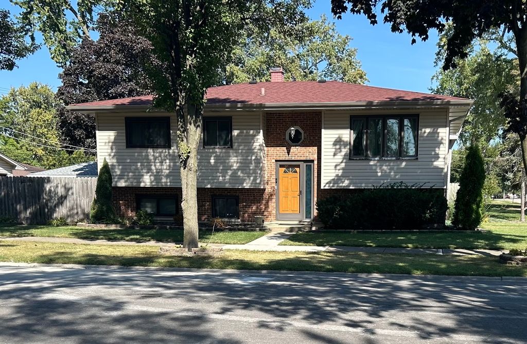 Photo for 318 Marshall Road, Bensenville, IL 60106 (MLS # 12484743)