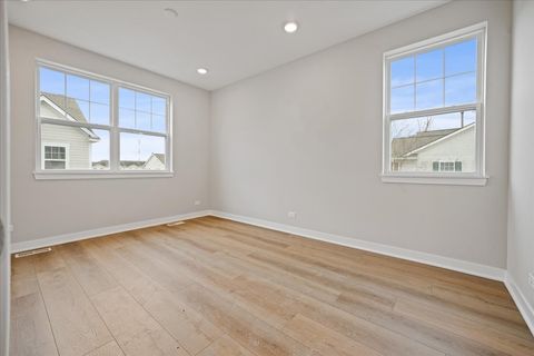 Tiny photo for 186 Lilah Court, Des Plaines, IL 60016 (MLS # 12600083)