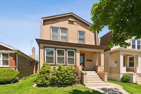 Photo of 4854 W Winnemac Avenue, Chicago, IL 60630 (MLS # 12655927)