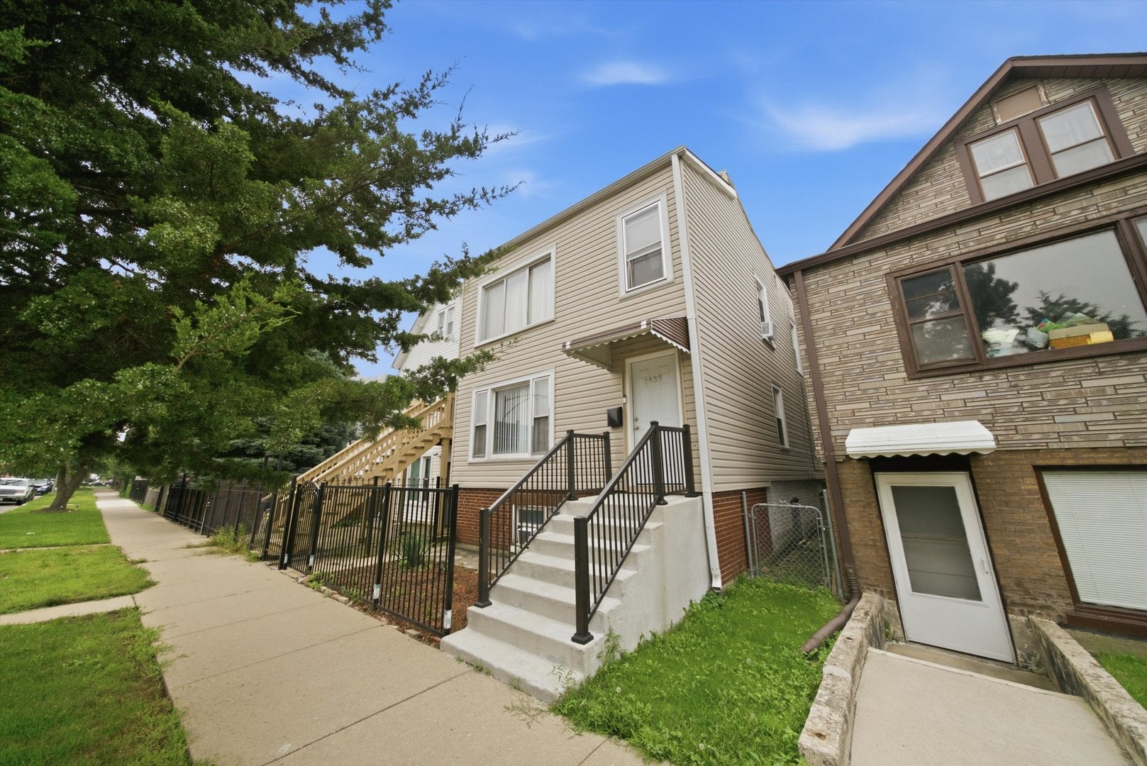 2433 W 46th Place