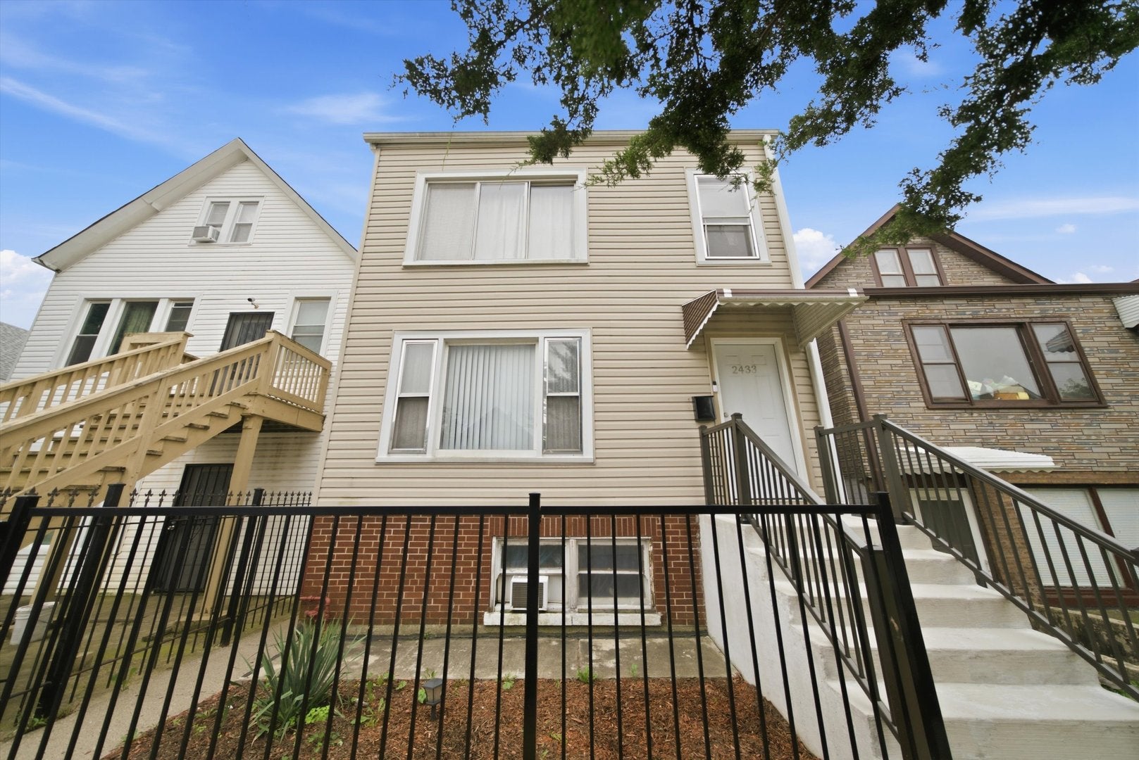 2433 W 46th Place