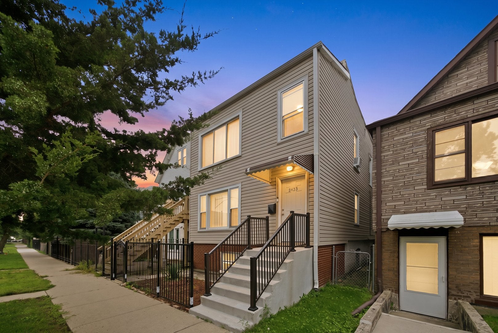 2433 W 46th Place