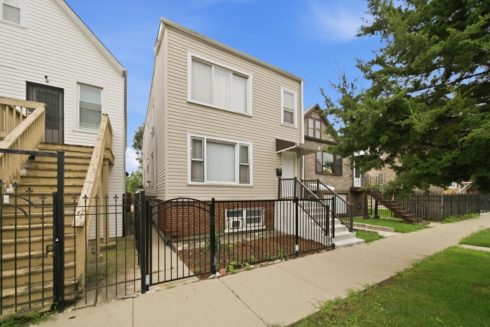 2433 W 46th Place