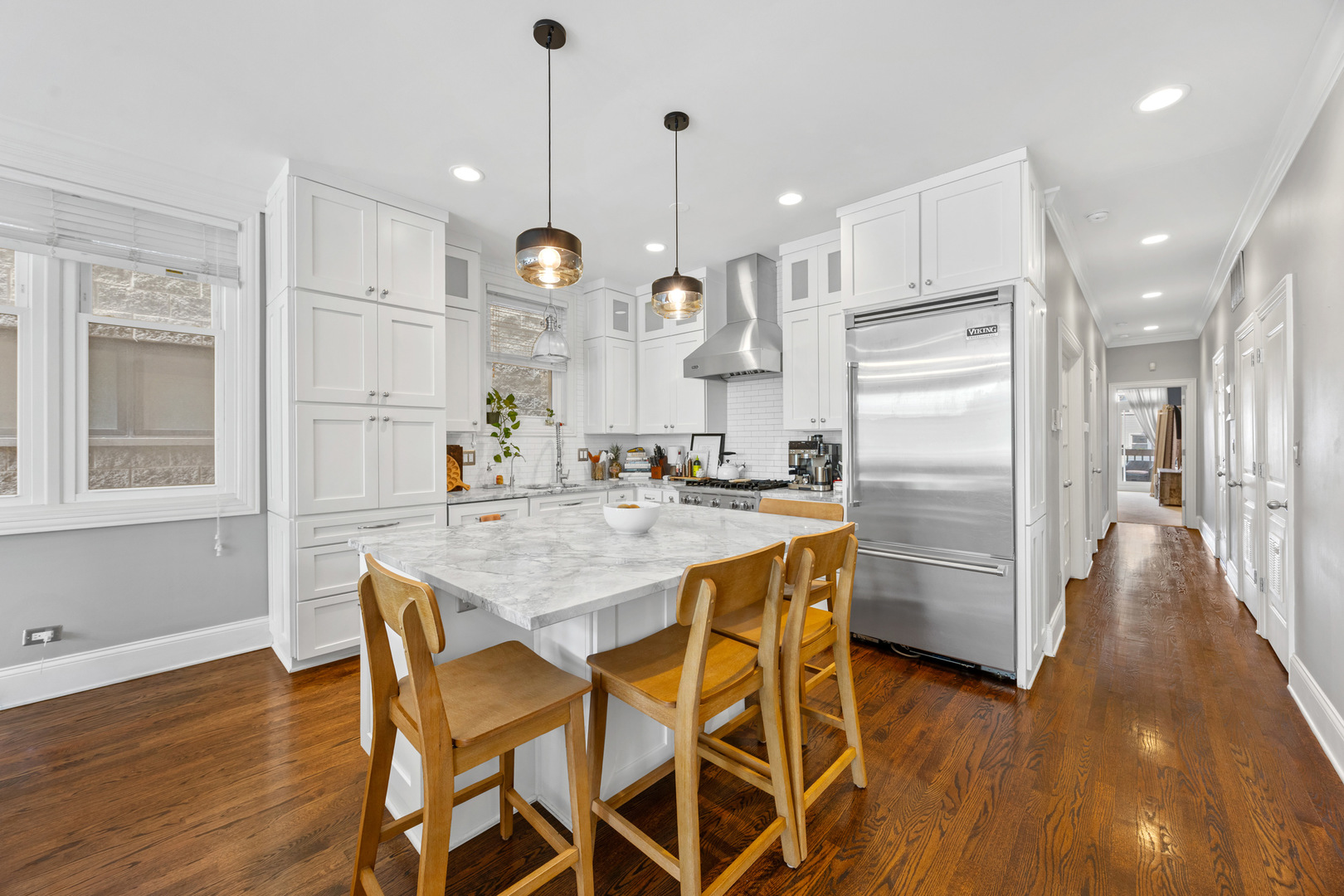 860 W Buckingham Place 2W