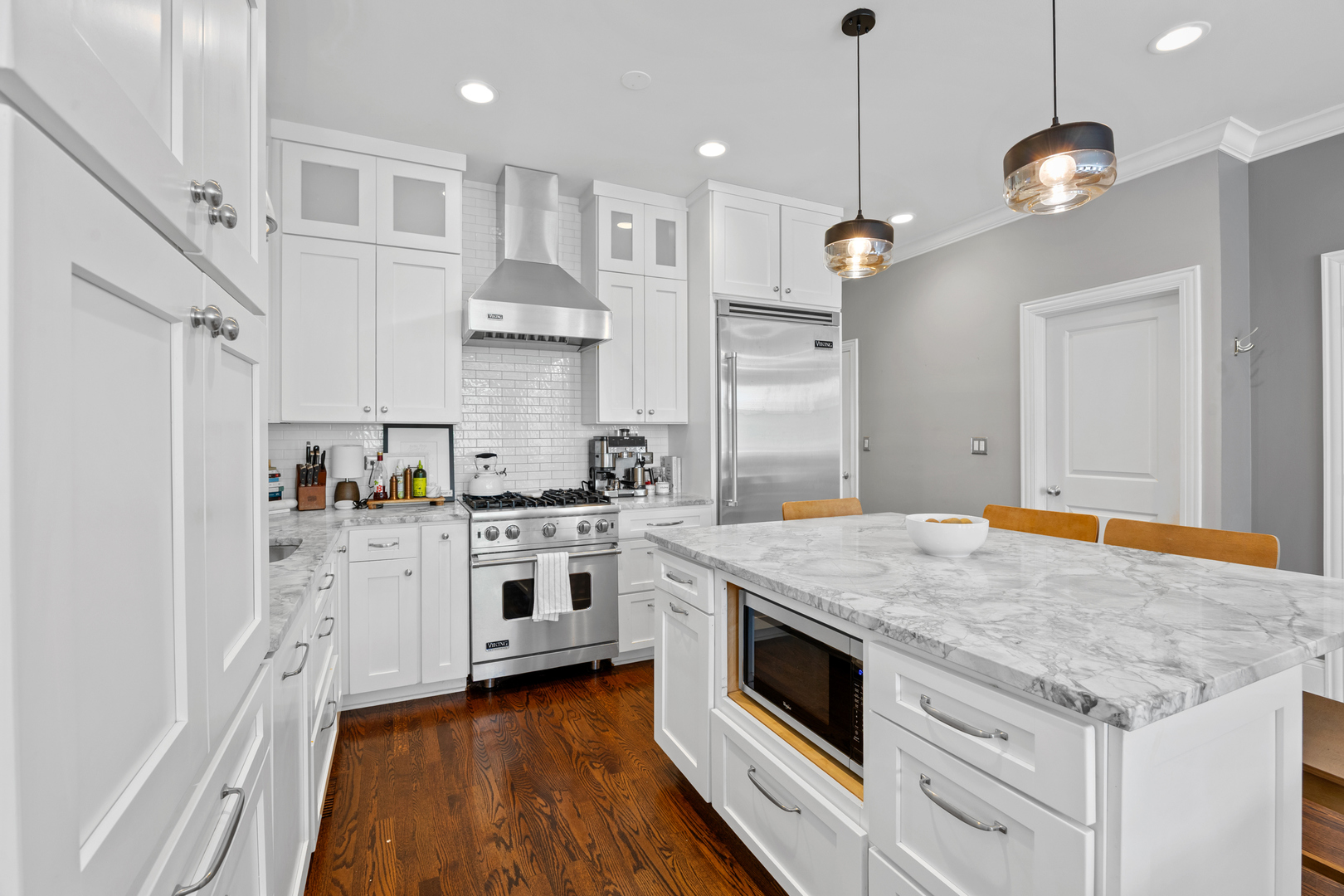 860 W Buckingham Place 2W