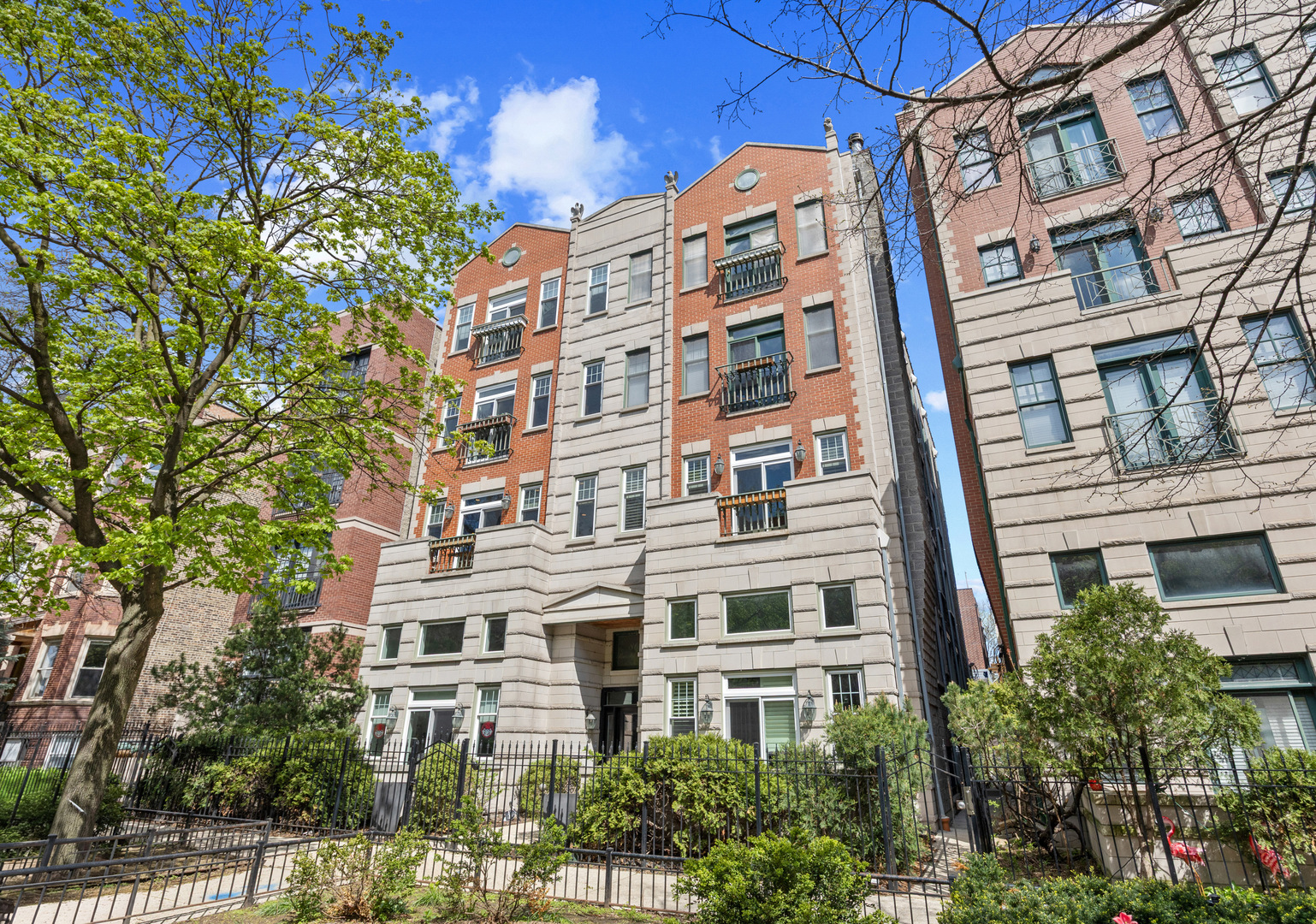 860 W Buckingham Place 2W