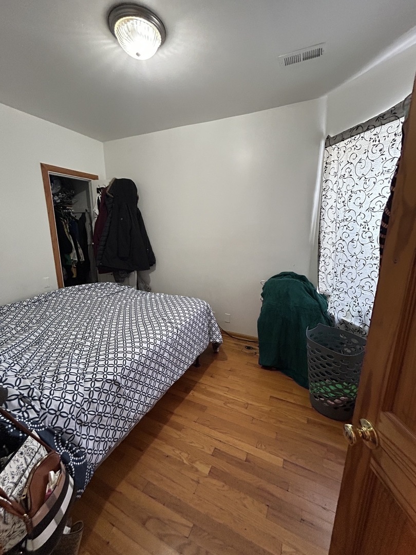 3247 W Berteau Avenue