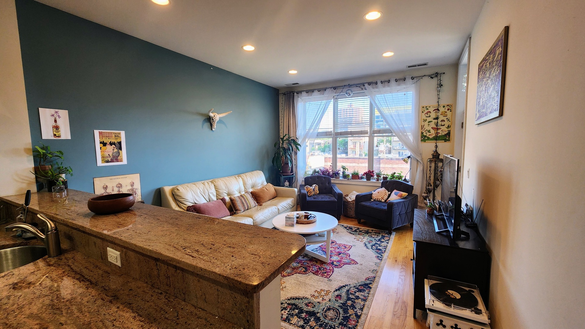 918 W Belmont Avenue 302