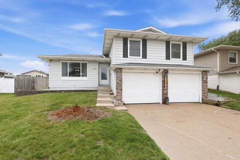 Photo of 2508 W 60th Street, Davenport, IA 52806 (MLS # 12652760)