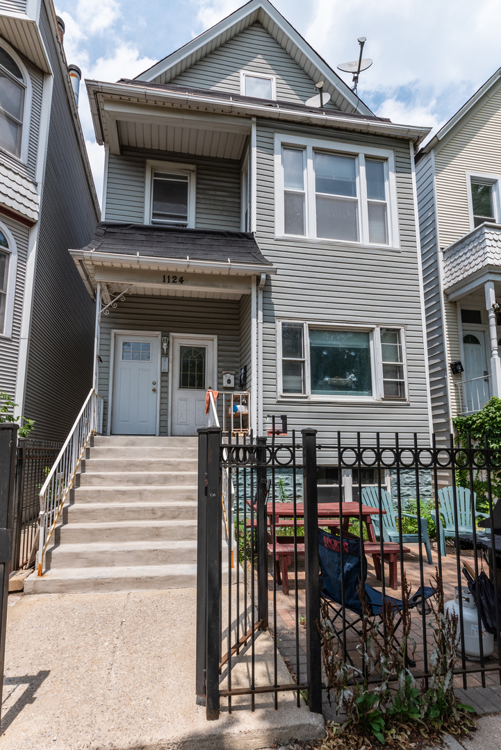 1124 W Roscoe Street G