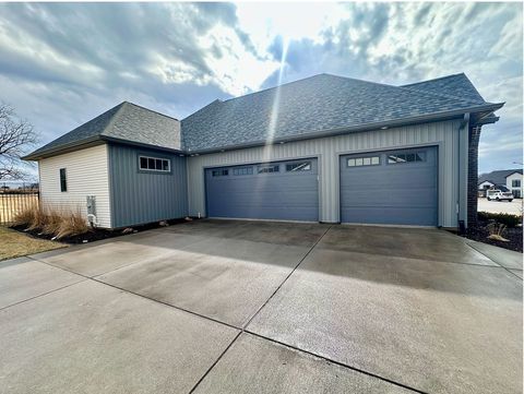 Tiny photo for 5077 Oak Ridge Court, Bettendorf, IA 52722 (MLS # 12593535)