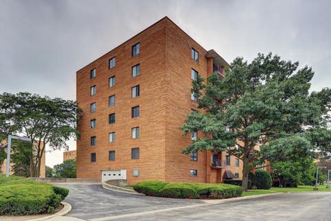 Tiny photo for 1717 W CRYSTAL Lane #512, Mount Prospect, IL 60056 (MLS # 12726860)