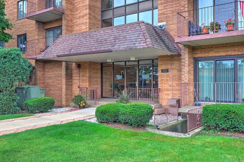 Photo of 1717 W CRYSTAL Lane #512, Mount Prospect, IL 60056 (MLS # 12726860)