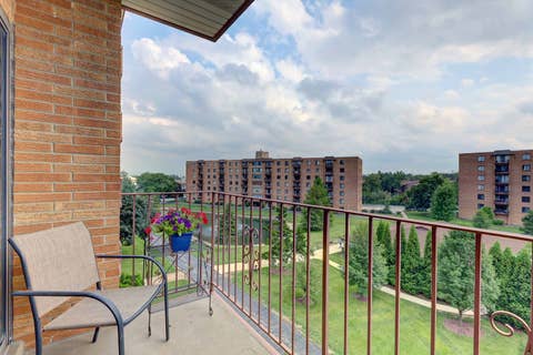 Tiny photo for 1717 W CRYSTAL Lane #512, Mount Prospect, IL 60056 (MLS # 12726860)