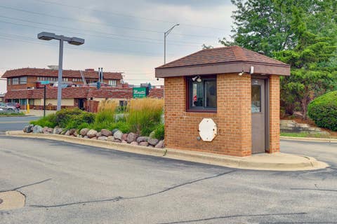 Tiny photo for 1717 W CRYSTAL Lane #512, Mount Prospect, IL 60056 (MLS # 12726860)