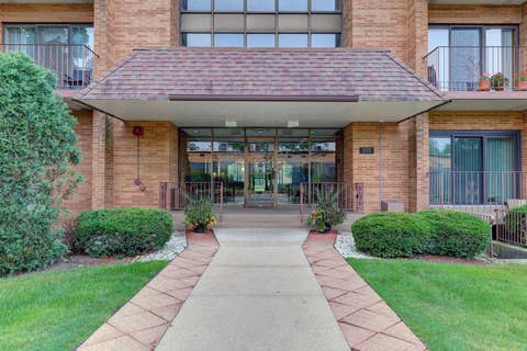 Tiny photo for 1717 W CRYSTAL Lane #512, Mount Prospect, IL 60056 (MLS # 12726860)