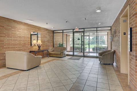 Tiny photo for 1717 W CRYSTAL Lane #512, Mount Prospect, IL 60056 (MLS # 12726860)