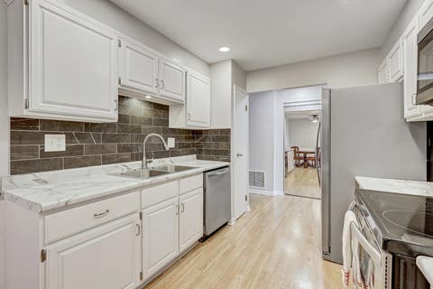Tiny photo for 1717 W CRYSTAL Lane #512, Mount Prospect, IL 60056 (MLS # 12726860)