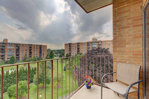 Tiny photo for 1717 W CRYSTAL Lane #512, Mount Prospect, IL 60056 (MLS # 12726860)
