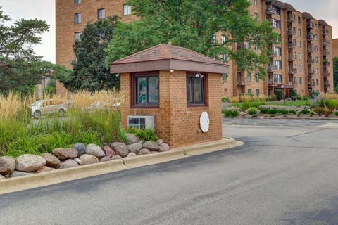 Tiny photo for 1717 W CRYSTAL Lane #512, Mount Prospect, IL 60056 (MLS # 12726860)